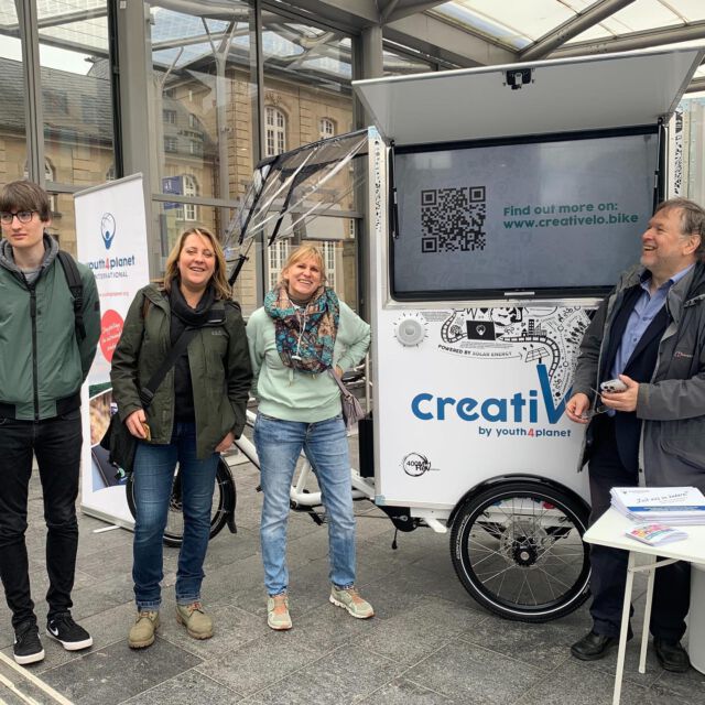 We had a great time yesterday showing one of the CreatiVelos for the first time in public! Although the weather was not very good and therefore not many people passed our location in front of the Luxembourg main train station – the people that did were amazed by the project, the bike, the energy. We had some very nice conversations that day! We'll look forward seeing you in your city! We'll soon be releasing the shedule and we hope to see you there :)
#EarthbeatCOP26tour #luxembourg #luxemburg #klimawoche #storytelling #sdgs  #ebiketour #IsThereEnough